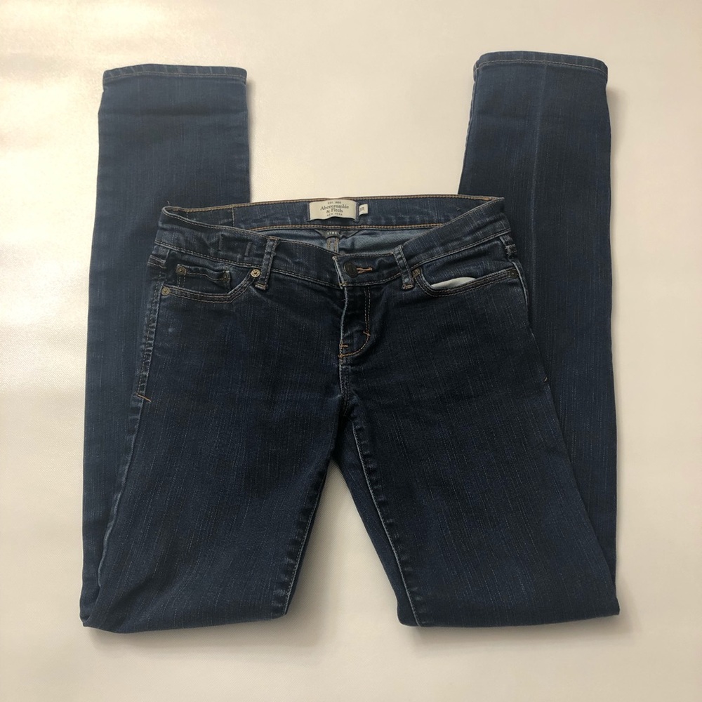 Abercrombie &fitch size 0R jeans dark wash